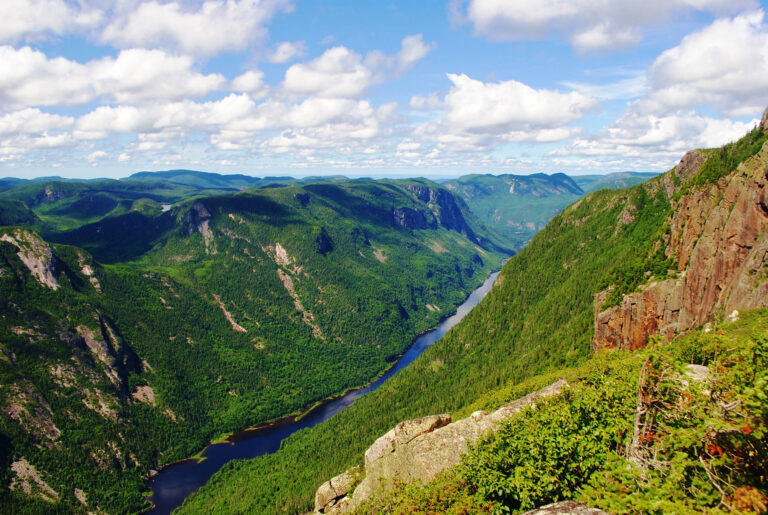 Vue aérienne depuis un hydravion des Haute-gorges de la riviere Malbaie